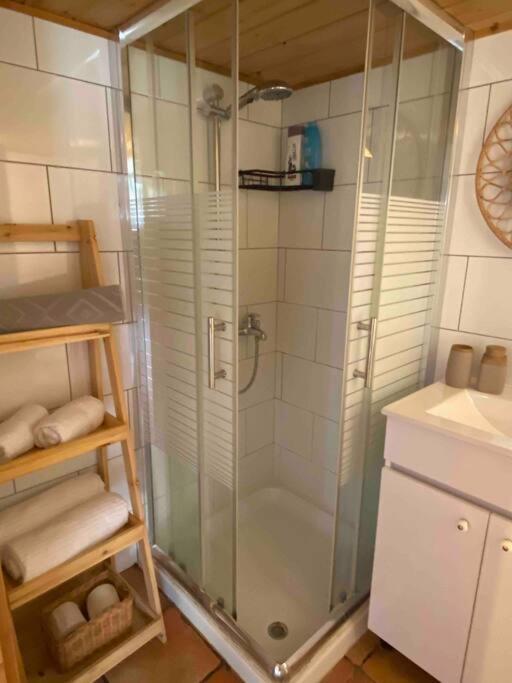 Bit Cabin Near The Airport Kfar Daniel ภายนอก รูปภาพ